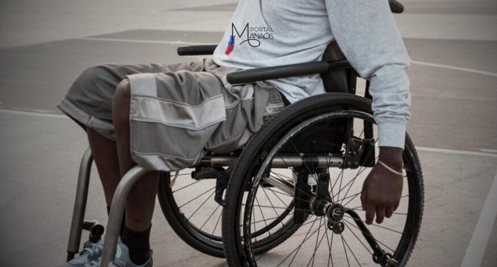 A 3.ª Turma Recursal dos Juizados Especiais Cíveis e Criminais do Estado do Amazonas deu provimento a recurso de pessoa com deficiência (cadeirante), condenando academia a indenizá-lo por danos morais por recusa de matrícula, com a justificativa de falta de aparelhos adaptados e pessoal exclusivo para atendê-lo.