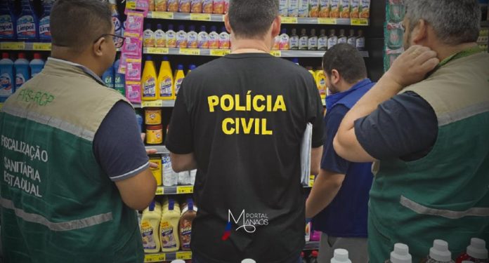 A Polícia Civil do Amazonas (PC-AM), por meio da Delegacia Especializada em Crimes contra o Consumidor (Decon), em conjunto com a Fundação de Vigilância em Saúde do Amazonas – – Dra. Rosemary Costa Pinto (FVS-RCP) e Vigilância Sanitária Municipal (VISA Manaus), deflagrou, na última quarta-feira (26), a Operação Desentupimento Seguro em um supermercado para apurar a comercialização de produtos falsificados.