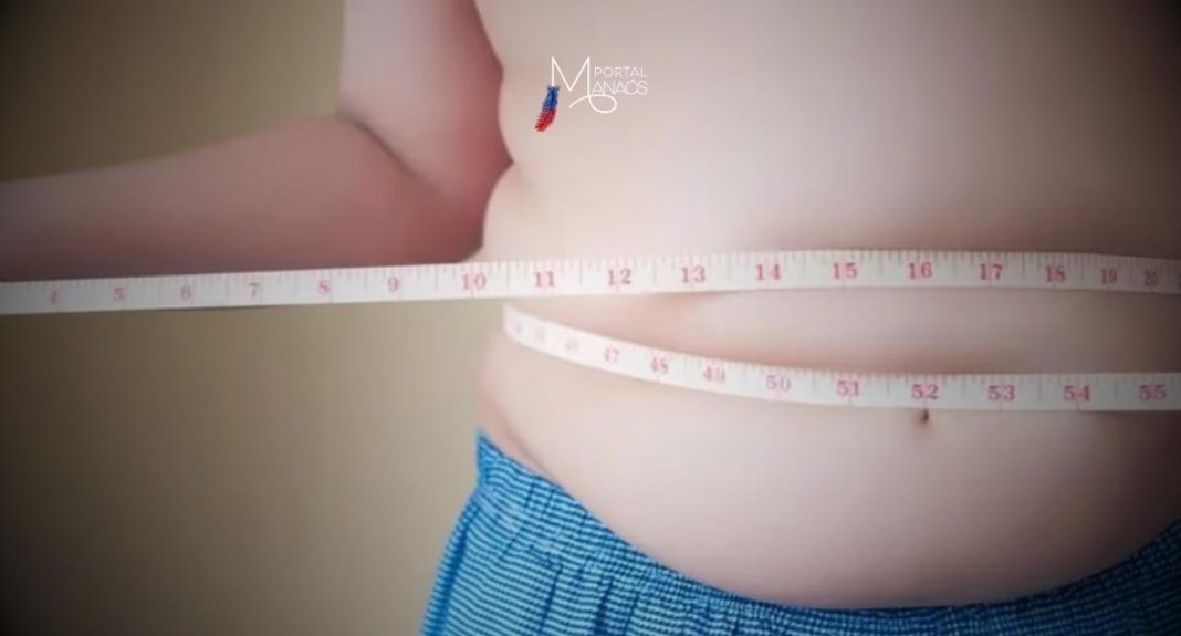 Uma nova pesquisa apresentada no Congresso Internacional sobre Obesidade deste ano (ICO2024, 26-29 de junho), em São Paulo, mostra que, mantidas as tendências atuais, as taxas de obesidade aumentarão em meninos e meninas de todas as idades nos próximos 20 anos, com previsão de alcançar 24% entre aquelas de 5 a 9 anos, 15% entre as de 10 a 14 anos e 12% entre os adolescentes de 15 a 19 anos, até 2044. O estudo foi conduzido pelos pesquisadores Ana Carolina Rocha de Oliveira, do Instituto Desiderata, do Rio de Janeiro, Eduardo Nilson, do Programa de Alimentação, Nutrição e Cultura (Palin) da Fiocruz Brasília, e colegas.