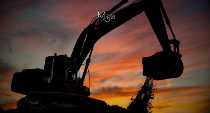 A Justiça Federal recebeu denúncia do Ministério Público Federal (MPF) no Amazonas, que acusa uma empresa e três pessoas por crimes contra o patrimônio da União e extração de recursos minerais sem autorização da Agência Nacional de Mineração (ANM). A atividade criminosa consistia na extração e transporte de piçarra de terra indígena localizada em Boca do Acre.