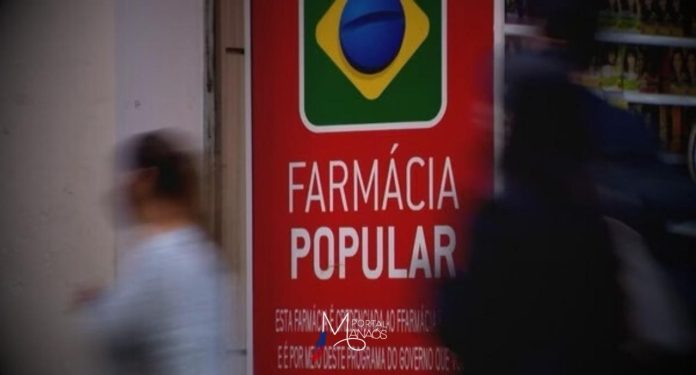 Em comemoração aos 20 anos do programa Farmácia Popular, a partir desta quarta-feira (10), o Ministério da Saúde passará a oferecer 95% dos medicamentos e insumos de forma gratuita para toda a população. Com isso, remédios indicados para o tratamento de colesterol alto, doença de Parkinson, glaucoma e rinite poderão ser retirados de graça pela população de todo o país. A expectativa é que cerca de 3 milhões de pessoas que já utilizam o programa sejam impactadas e, em média, isso pode gerar uma economia para os usuários de até R$ 400 por ano.