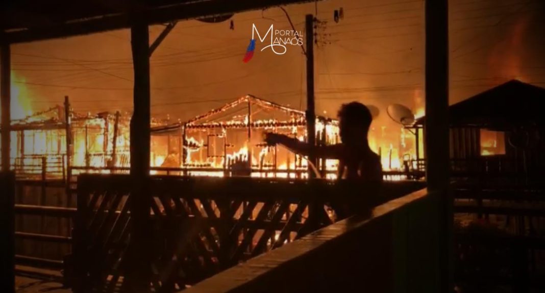 Um incêndio atingiu 13 casas no município de Nhamundá (382 km de distância de Manaus), na madrugada desta segunda-feira (15). A madeira utilizada nas casas facilitou o alastramento do fogo.