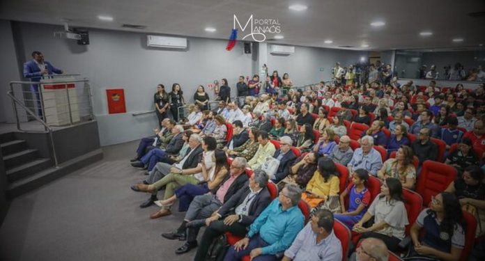 O governador Wilson Lima anunciou, na última terça-feira (23), mais de R$ 12,9 milhões em investimentos para novos editais na área científica, fortalecendo a área de CT&I pela Fundação de Amparo à Pesquisa do Estado do Amazonas (Fapeam). Um protocolo de intenções também foi assinado para participação de cientistas de órgãos e universidades no assessoramento técnico em razão da estiagem.