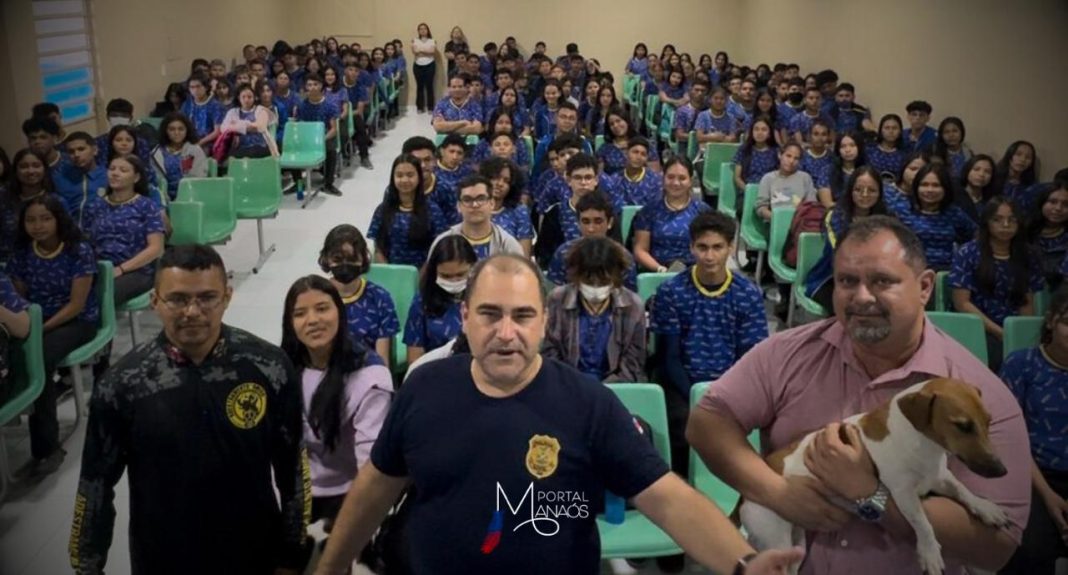 Com foco no público jovem e infantil, palestras de combate ao uso de drogas acontecem desde a última terça-feira (23), em escolas estaduais do município de Parintins (a 369 quilômetros de Manaus). Segundo o delegado, na sexta-feira (26), as palestras serão levadas para três escolas de Nhamundá, totalizando quase 6 mil pessoas alcançadas.