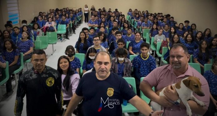 Com foco no público jovem e infantil, palestras de combate ao uso de drogas acontecem desde a última terça-feira (23), em escolas estaduais do município de Parintins (a 369 quilômetros de Manaus). Segundo o delegado, na sexta-feira (26), as palestras serão levadas para três escolas de Nhamundá, totalizando quase 6 mil pessoas alcançadas.