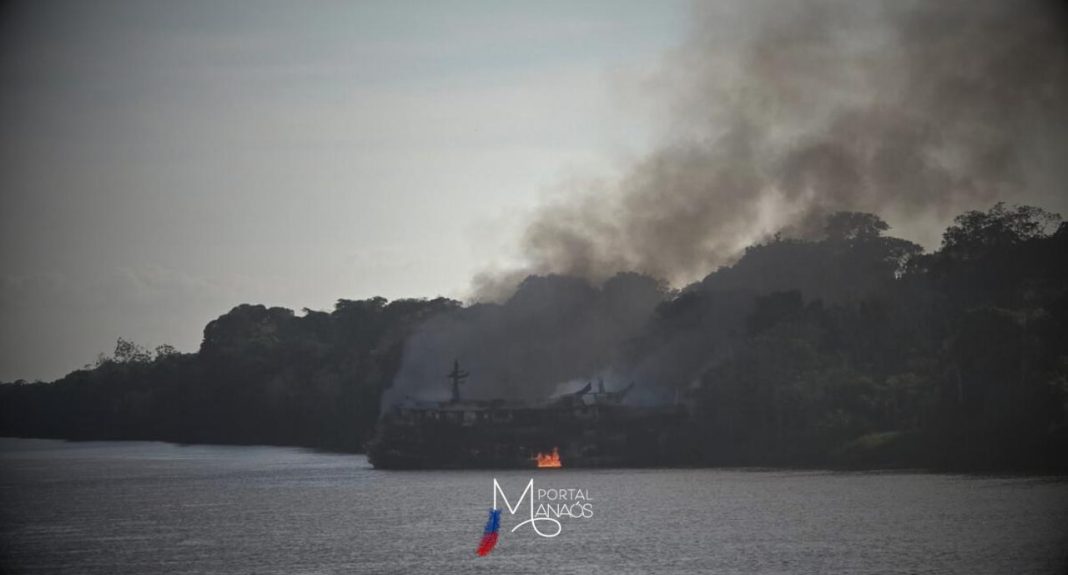 Um barco de grande porte pegou fogo, no período da tarde, nesta última segunda-feira (29), nas proximidades do município de Uarini, quando seguia a caminho de Tabatinga. Esta é a segunda embarcação que pega fogo no interior nos últimos dias. No sábado, um incêndio atingiu uma lancha, que ia de Manaus para o município de Santa Isabel do Rio Negro, 23 pessoas ficaram feridas e 4 vieram a óbito. 