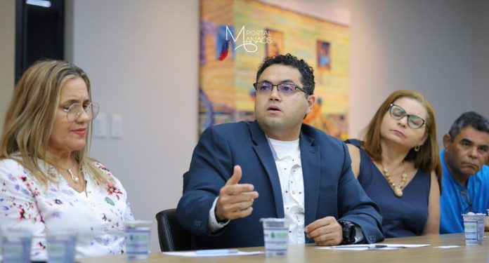 As medidas foram anunciadas pelo governador Wilson Lima, na terça-feira (30), após reunião com a categoria. Segundo a divulgação, os trabalhadores da saúde aprovaram novo reajuste salarial de 3,69% e mudanças no decreto que normatiza o pagamento do vale-alimentação estendido a servidores estaduais afastados por licença médica, prêmio e maternidade.