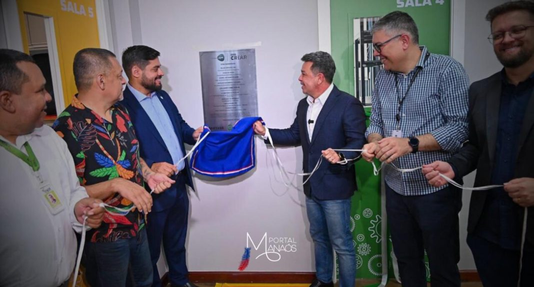 O Governo do Amazonas inaugurou, nesta terça-feira (30), o Stem Makerspace, novo laboratório de fabricação digital vinculado diretamente aos projetos de Pesquisa, Desenvolvimento e Inovação (PD&I) desenvolvidos pela Universidade do Estado do Amazonas (UEA) em parceria com a empresa sul-coreana Samsung, por meio da Lei da Informática na Amazônia Ocidental.