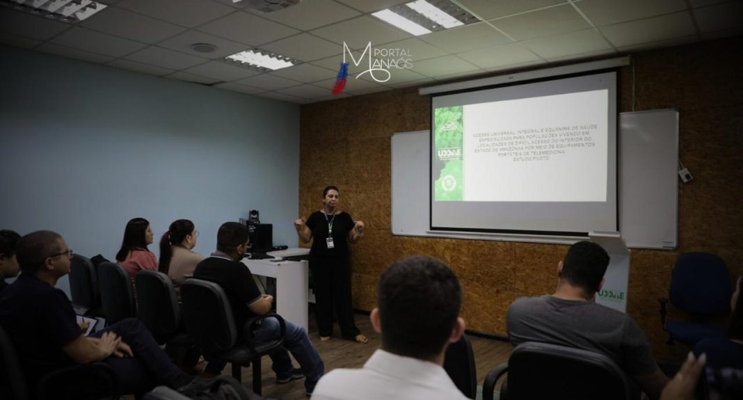 A Universidade do Estado do Amazonas (UEA), por meio da Unidade de Desenvolvimento Docente e Apoio ao Ensino (Uddae/UEA), realizou, na sexta-feira (2), a capacitação e o teste dos equipamentos portáteis de telemedicina, que se deu por meio do projeto piloto “Acessibilidade em saúde a partir da utilização do equipamento móvel de Telessaúde”. O objetivo foi apresentar um equipamento portátil de telemedicina para interação de dados e comunicação em tempo real, que possibilite o acesso universal, integral e equânime de saúde para populações vivendo em localidades de difícil acesso no Amazonas,