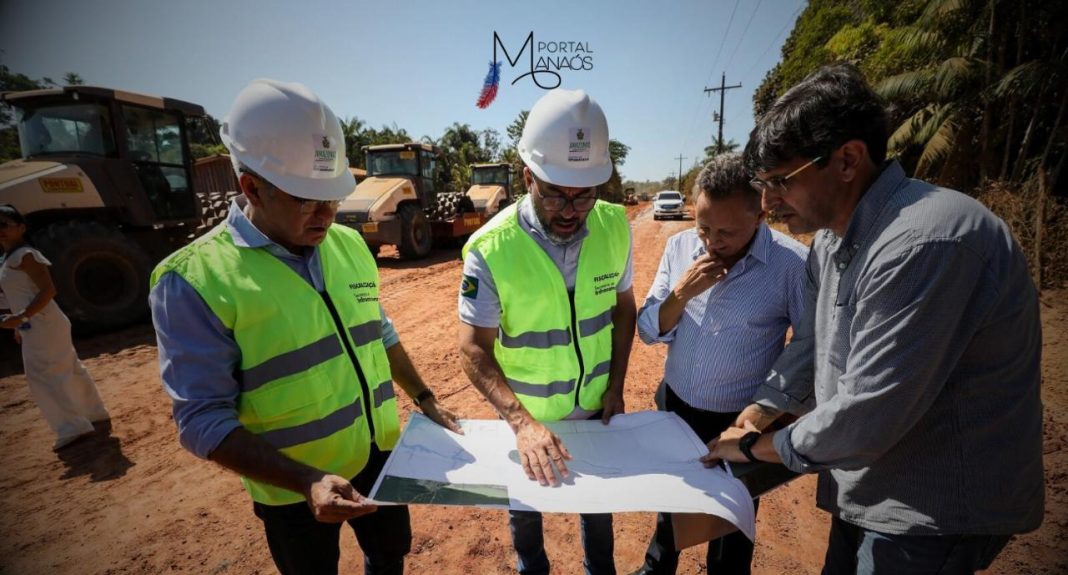 O governador do Amazonas, Wilson Lima, realizou nesta quarta-feira (07) uma vistoria nas obras de recuperação do ramal do Pau Rosa, situado no quilômetro 21 da BR-174. A visita teve como objetivo acompanhar de perto o progresso dos trabalhos, que estão sendo executados pela Secretaria de Estado de Infraestrutura (Seinfra). O investimento é de R$ 70 milhões.