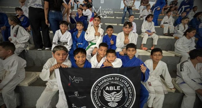 Atletas da Associação Barbosa de Lutas Esportivas (ABLE) entram nos tatames instalados no Ginásio Renné Monteiro neste sábado, (10), para disputar a 4° edição da Copa Caminho Suave, que reúne cerca de 500 atletas em Manaus.