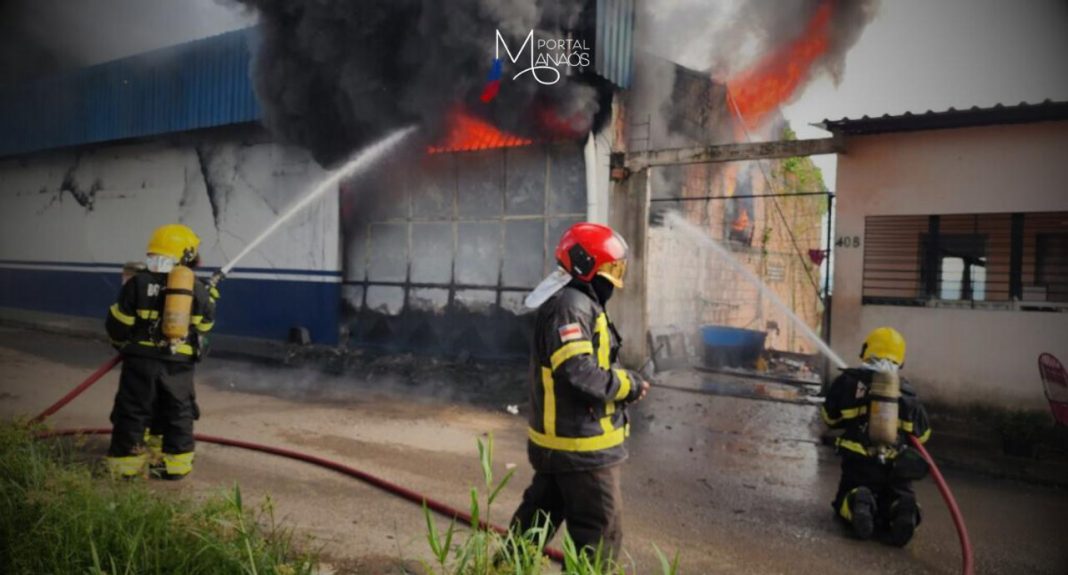 O Corpo de Bombeiros Militar do Amazonas (CBMAM) combateu, na manhã desta quarta-feira (14), um incêndio de grandes proporções em um galpão de uma fábrica de salgadinhos de milho, no bairro Colônia Terra Nova, na zona norte da capital. Não houve registros de vítimas. Ao todo, onze viaturas e 44 militares atuaram na ação com uso de mais 60 mil litros de água e 100 litros de Líquido Gerador de Espuma (LGE).