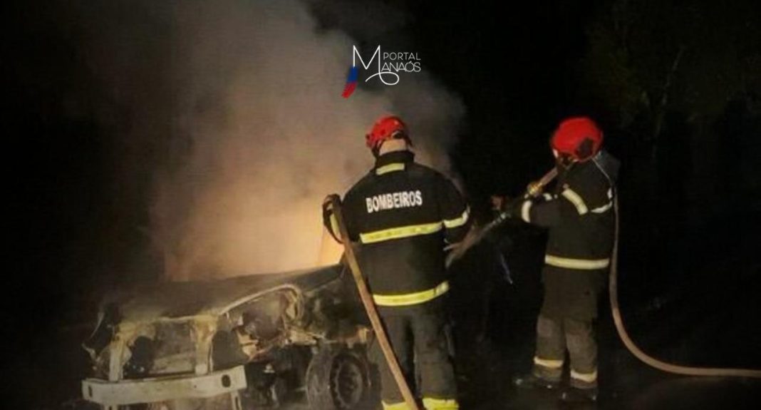 Equipes do Corpo de Bombeiros Militar do Amazonas combateram, na noite da segunda-feira (19), um incêndio em veículo no quilômetro 114, da BR-174, nas proximidades do município de Presidente Figueiredo (a 117 quilômetros da capital). Na ação, foram usados 2 mil litros de água e não houveram vítimas.