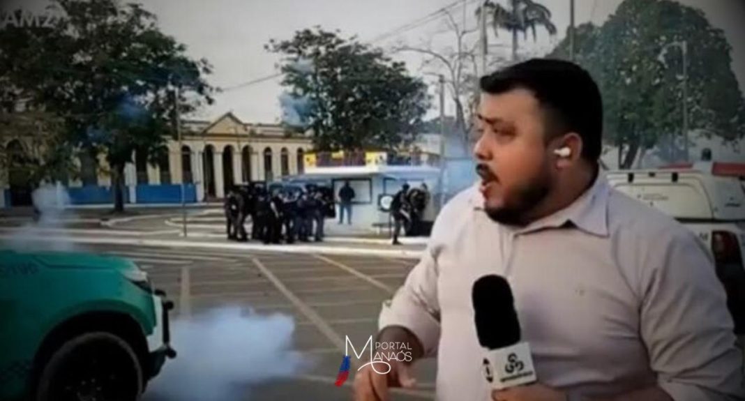 Um repórter da Rede Amazônica, filial da Globo no Amazonas, ficou no meio de um tiroteio entre policiais e garimpeiros durante entrada ao vivo no programa JAM 2, na última quarta-feira (21). O caso aconteceu em uma praça pública localizada em Humaitá, interior do Amazonas.