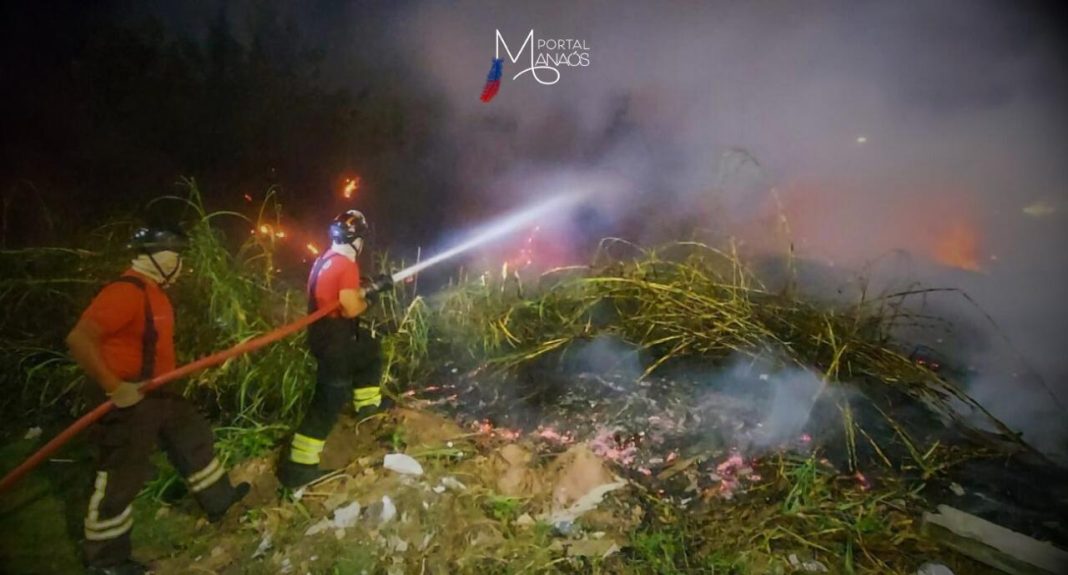 O Corpo de Bombeiros Militar do Amazonas (CBMAM) combateu, ao longo da quinta-feira (22), 14 incêndios em áreas de vegetação, em Manaus. Desde o mês de junho, as equipes da Operação Céu Limpo estão intensificando o combate aos incêndios na capital e a corporação reforça medidas que devem ser adotadas pela população para evitar que os sinistros aconteçam.