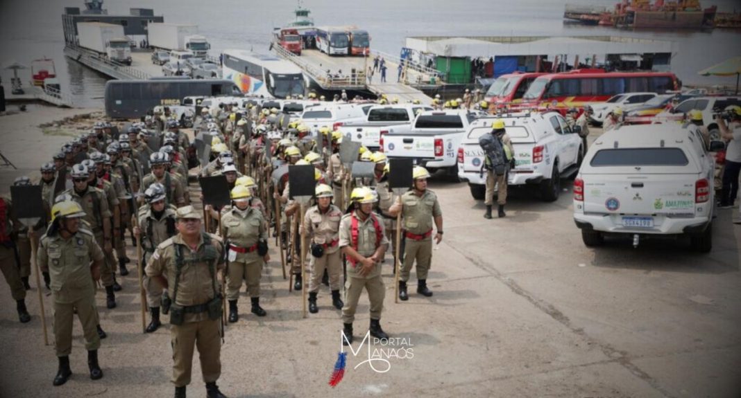 O governador Wilson Lima acompanhou, na manhã desta segunda-feira (26), o envio de 200 homens do Corpo de Bombeiros do Amazonas (CBMAM), que serão integrados às equipes da Operação Aceiro 2024, no combate às queimadas e serão enviados para o sul do estado e Região Metropolitana de Manaus. Na ocasião, também foram entregues 12 viaturas como medida de reforço nas ações do Governo do Estado no combate aos incêndios.