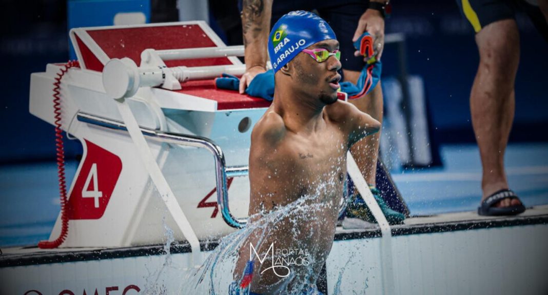 O nadador Gabriel Araújo, conhecido como Gabrielzinho, garantiu a primeira medalha do Brasil nos Jogos Paralímpicos de Paris 2024 nos 100m costas da classe S2 da natação. Com o tempo de 1min53s67,  ele terminou a prova em primeiro lugar e ficou com a medalha dourada. Em segundo lugar ficou Vladimir Danilenko (NPA) e o chileno Alberto Abarza, ouro em Tóquio 2021 conquistou o bronze.