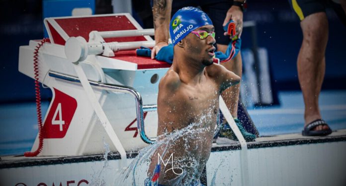 O nadador Gabriel Araújo, conhecido como Gabrielzinho, garantiu a primeira medalha do Brasil nos Jogos Paralímpicos de Paris 2024 nos 100m costas da classe S2 da natação. Com o tempo de 1min53s67, ele terminou a prova em primeiro lugar e ficou com a medalha dourada. Em segundo lugar ficou Vladimir Danilenko (NPA) e o chileno Alberto Abarza, ouro em Tóquio 2021 conquistou o bronze.