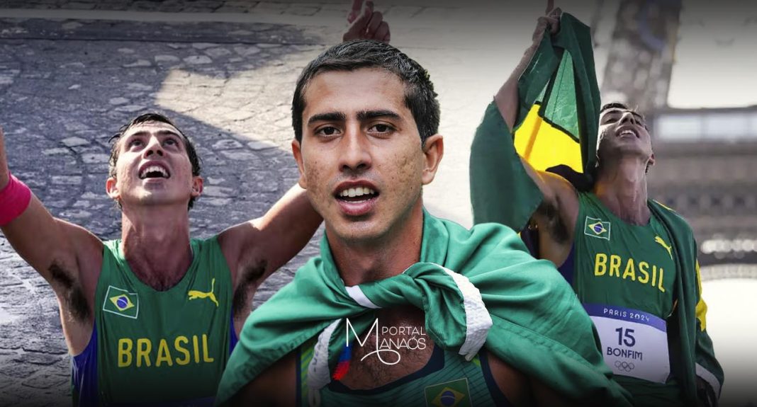 Na madrugada desta quinta-feira (1), o brasileiro Caio Bonfim marchou para deixar o seu nome marcado na história do esporte e das Olimpíadas de Paris 2024. Isso, porque ele foi o primeiro brasileiro a conquistar uma medalha na marcha atlética, na história dos jogos Olímpicos. Bonfim foi o segundo colocado e garantiu a prata.