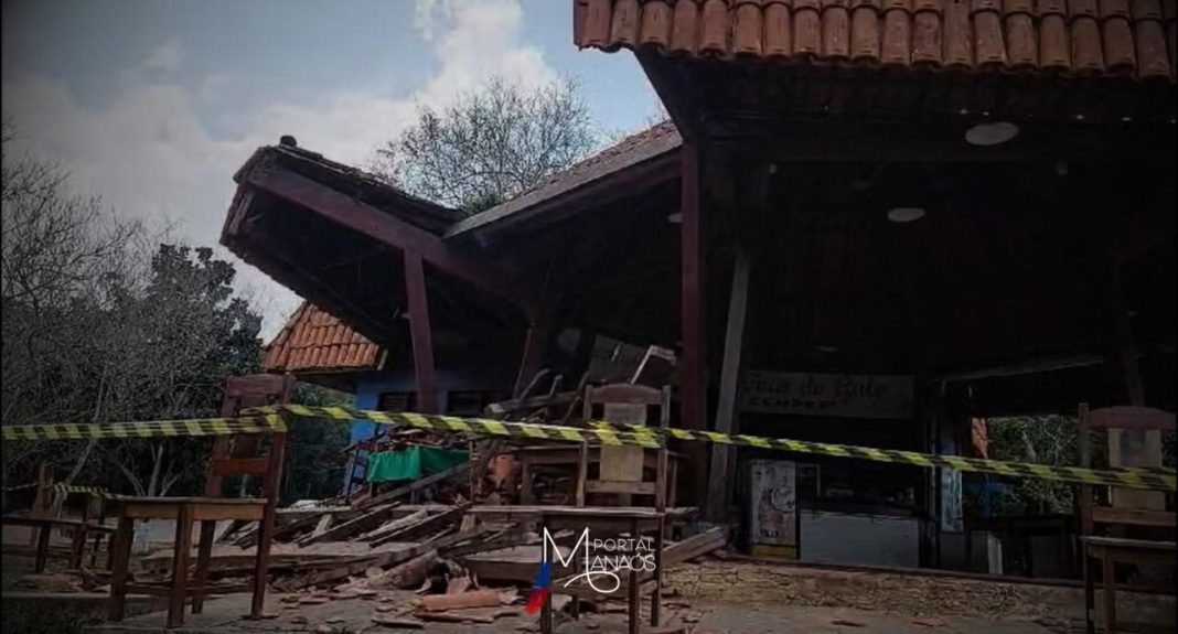 Parte do teto de um restaurante desabou, no último domingo (1), na Corredeira do Urubuí, localizada no município de Presidente Figueiredo, a 117 quilômetros de Manaus. Em vídeo que circula nas redes sociais, testemunhas que estavam no local no momento do acidente mostraram a situação do restaurante após o ocorrido.