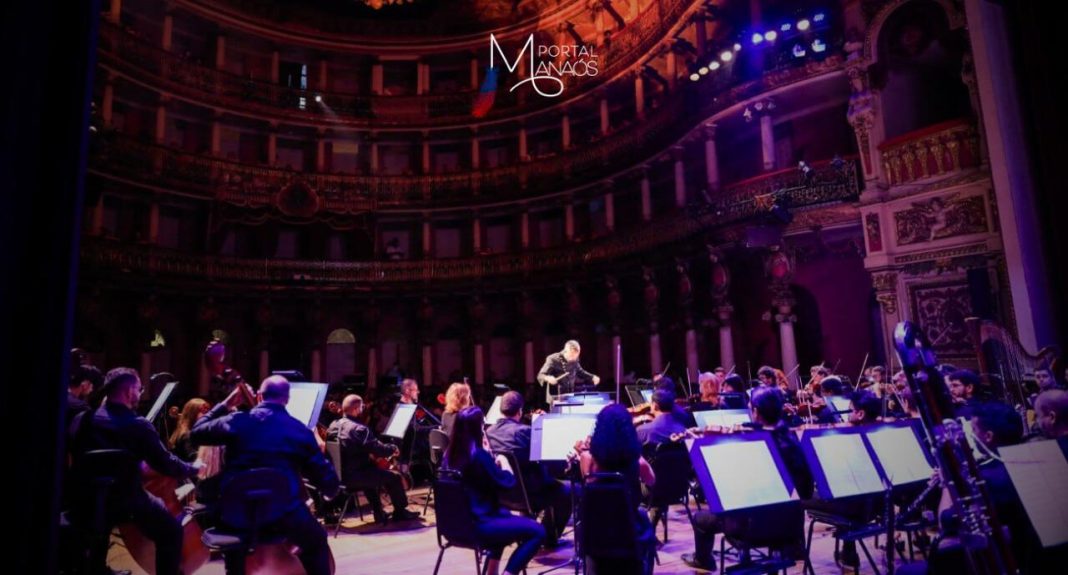 O palco do Teatro Amazonas recebe na próxima quinta-feira (12), às 20h, o concerto inédito “Compositoras”, apresentado pela Orquestra Amazonas Filarmônica, em parceria com a Universidade Federal do Amazonas (Ufam). A apresentação conta com duas obras em estreias mundiais: “Jungle”, de Isabelle Sabriè, e “Coletânea 1”, de Lindalva Cruz, além de uma estreia amazonense da Sinfonia de Amy Beach.