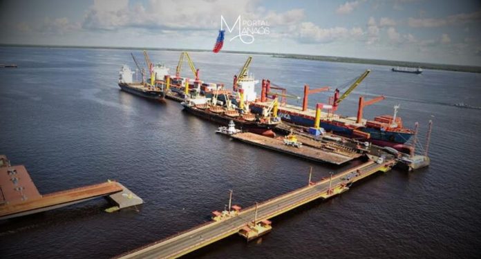 A operação ‘Chibatão em Movimento’ foi iniciada, nesta semana, com a inuaguração das atividades do Píer Flutuante Provisório do Grupo Chibatão, em Itacoatiara. O píer foi projetado para operar em áreas de baixa profundidade, garantindo a continuidade do transporte de mercadorias mesmo com a diminuição dos níveis dos rios.