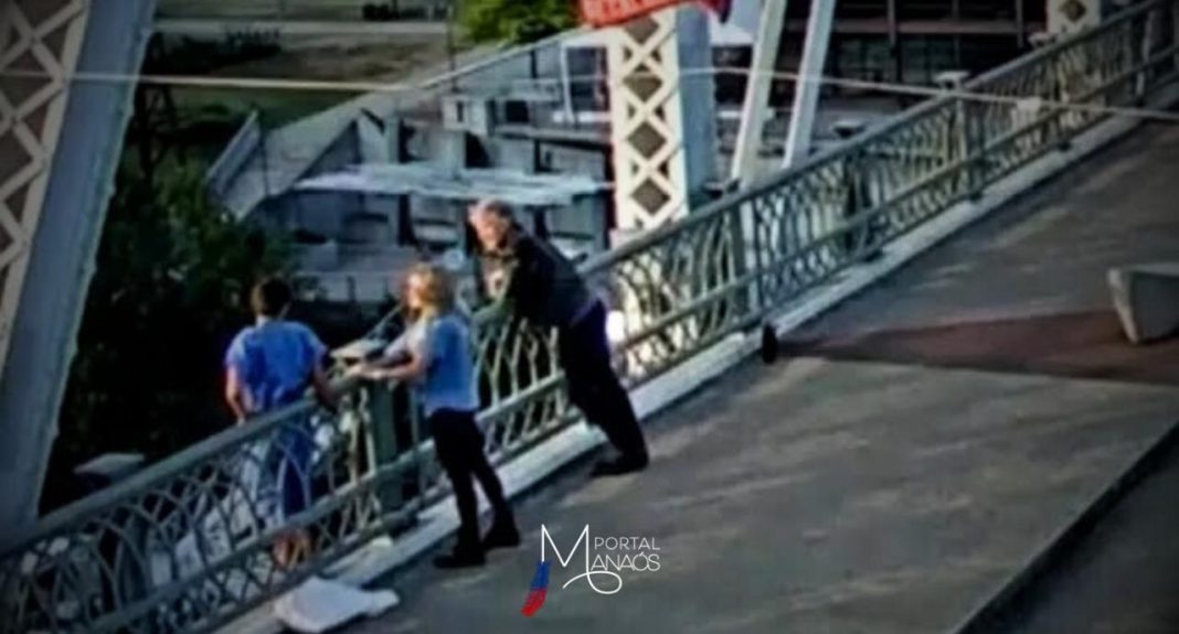 Em vídeo que circulou nos últimos dias, o cantor Bon Jovi apareceu ajudando a salvar a vida de uma mulher que estava prestes a cometer suicídio em ponte. Segundo autoridades, o cantor estava no local fazendo uma sessão de fotos, quando avistou a mulher no parapeito da ponte Seigenthaler, em Nashville, nos Estados Unidos.