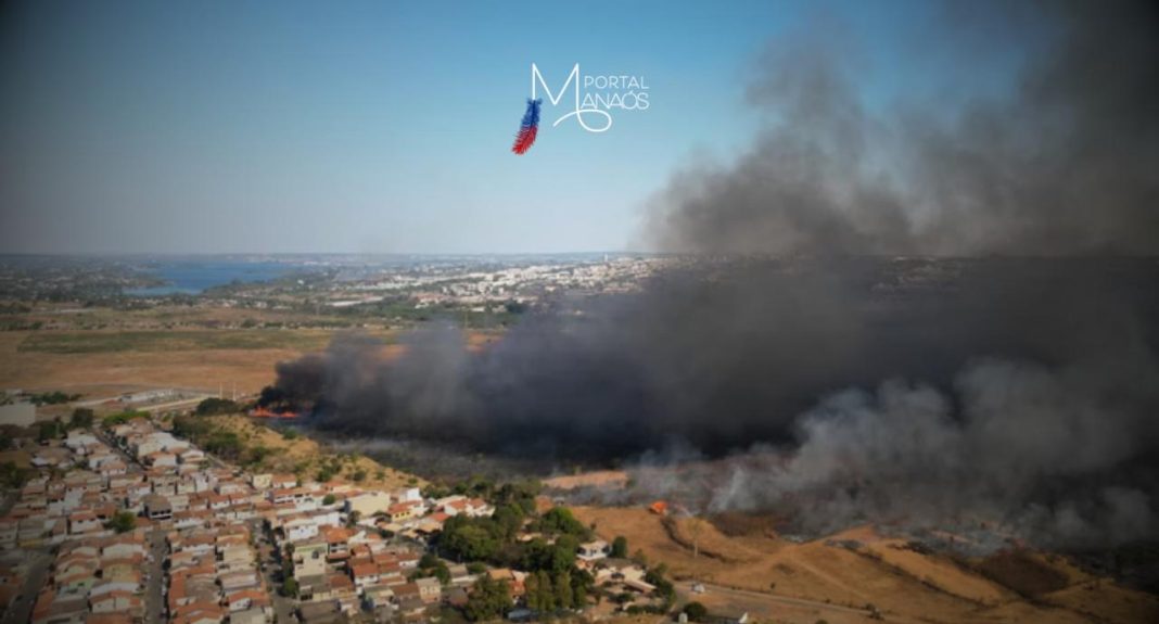 A Polícia Federal vai instaurar um inquérito para investigar as causas do incêndio de grandes proporções que iniciou no último domingo (15), no Parque Nacional de Brasília, no Distrito Federal. O ICMBio confirmou que o incêndio começou em região próxima à residência oficial Granja do Torto e que, desde ontem, mantém brigadistas no local, em apoio ao Corpo de Bombeiros do Distrito Federal. A área de mata faz parte de uma unidade de conservação e proteção da natureza, conhecida como água mineral.