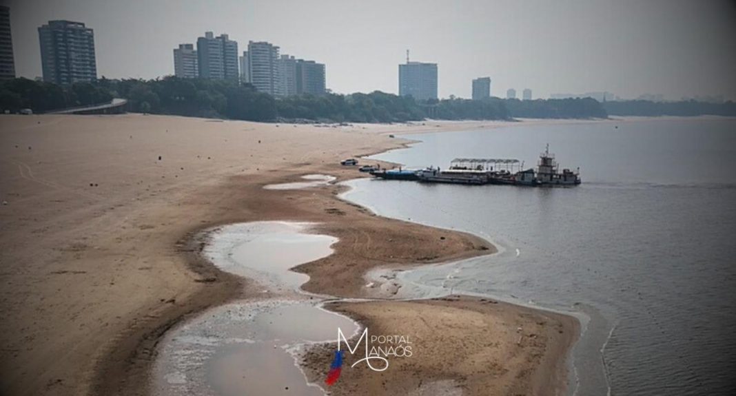 A praia da Ponta Negra, principal balneário de Manaus, foi interditada na manhã desta terça-feira (17), após o Rio Negro atingir a cota mínima de segurança estabelecida em 16 metros. Laudos técnicos apontam que a partir do limite estipulado, a baixa profundidade torna a praia perigosa para mergulho de banhistas.