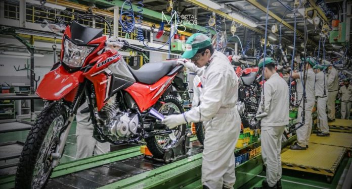 A Secretaria de Estado de Desenvolvimento Econômico, Ciência, Tecnologia e Inovação (Sedecti) divulgou, nesta terça-feira (17), os dados do Produto Interno Bruto (PIB) do Amazonas referente ao 2º trimestre de 2024, que alcançou R$ 42,9 bilhões, com um crescimento nominal de 6,40% em comparação ao 1º trimestre de 2024. Descontada a inflação medida pelo Índice Nacional de Preços ao Consumidor Amplo (IPCA), o crescimento real foi de 5,29%. Em relação ao mesmo período de 2023, o crescimento nominal foi de 7,79% e o real, de 3,42%.