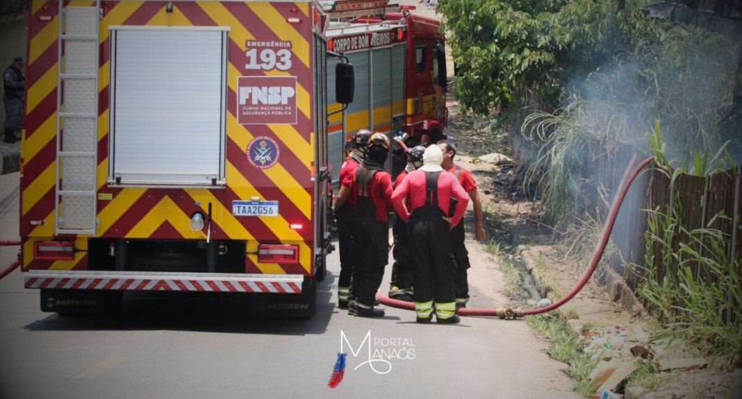 Por volta de 10h30 desta quarta-feira (18), um incêndio de média proporção atingiu uma área de vegetação na rua da Prosperidade, bairro Alvorada, zona centro-oeste de Manaus. Segundo informações a os bombeiros levaram mais de uma hora e meia (1h30min) para conter as chamas, em função das altas temperaturas, clima seco e vento.