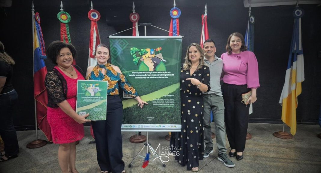 O lançamento da obra “Inovações tecnológicas em saúde: transpondo barreiras para integralidade do cuidado em vazios assistenciais” foi destaque na programação de abertura do 31º Encontro Nacional da Rede Universidade Aberta do SUS (UNA-SUS), na última terça-feira (17). O evento é organizado pela Universidade do Estado do Amazonas (UEA) e Universidade Federal do Amazonas (Ufam), em parceria com a Secretaria Executiva da UNA-SUS.