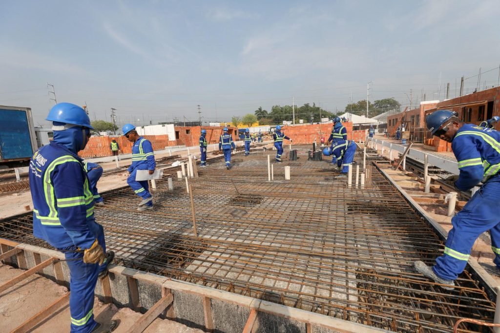 O governador Wilson Lima realizou, nesta quarta-feira (25), uma nova vistoria no conjunto habitacional em construção na comunidade da Sharp, zona leste de Manaus. O empreendimento, que receberá 176 famílias que viviam em áreas de risco, é um dos complexos construídos pelo Programa Social e Ambiental de Manaus e Interior (Prosamin+), que fazem parte do Amazonas Meu Lar. 