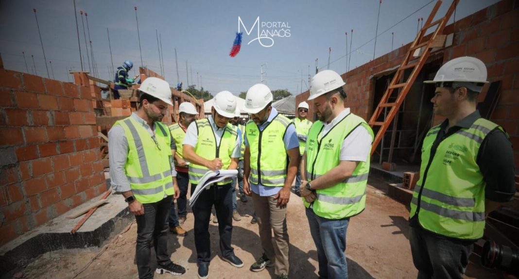 O governador Wilson Lima realizou, nesta quarta-feira (25), uma nova vistoria no conjunto habitacional em construção na comunidade da Sharp, zona leste de Manaus. O empreendimento, que receberá 176 famílias que viviam em áreas de risco, é um dos complexos construídos pelo Programa Social e Ambiental de Manaus e Interior (Prosamin+), que fazem parte do Amazonas Meu Lar. 