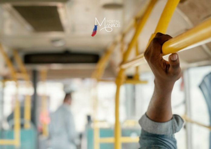 O Ministério Público do Estado do Amazonas (MPAM), por meio da 3ª Promotoria de Justiça de Manacapuru, instaurou um inquérito civil para apurar a suposta ausência de paradas de ônibus e passarelas no município de Manacapuru, que têm sido apontadas como insuficientes para atender à população local. A decisão foi formalizada na Portaria nº 2064/2024, assinada pela promotora de Justiça Emiliana do Carmo Silva.