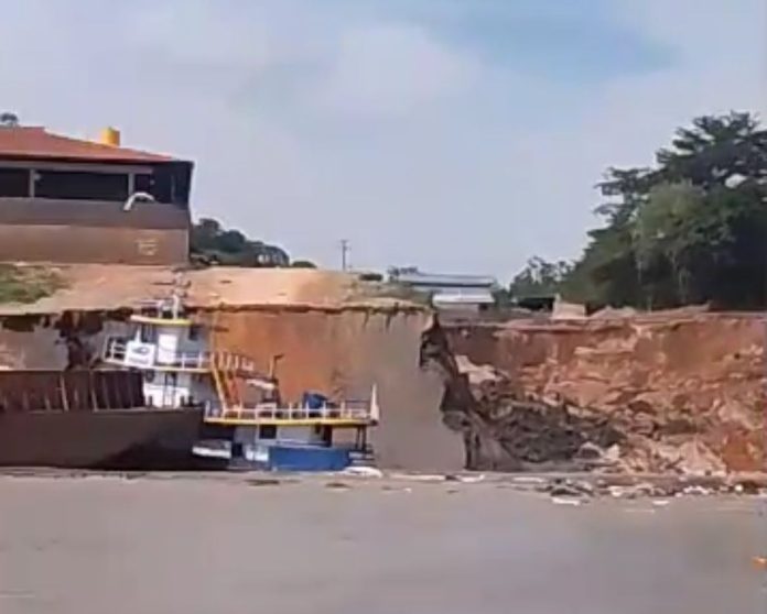 Diante do desabamento de terra ocorrido na orla de Manacapuru na última segunda-feira (07), o Ministério Público do Estado do Amazonas (MPAM), por meio da 3ª Promotoria de Justiça, iniciou os procedimentos necessários para investigar as causas do acidente e apurar possíveis irregularidades.