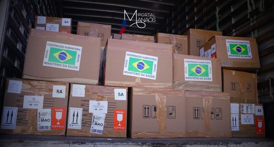 Atendendo à solicitação do Governo do Amazonas, o Ministério da Saúde (MS) enviou, na última sexta-feira (4), kits de medicamentos e insumos estratégicos para auxiliar as ações que estão sendo desenvolvidas no Plano de Contingência para o enfrentamento dos efeitos da estiagem no estado. São 54 kits, constituindo uma parte da demanda apresentada pela Secretaria de Estado de Saúde (SES-AM). O material será enviado aos municípios mais afetados pela seca extrema. 