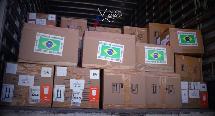 Atendendo à solicitação do Governo do Amazonas, o Ministério da Saúde (MS) enviou, na última sexta-feira (4), kits de medicamentos e insumos estratégicos para auxiliar as ações que estão sendo desenvolvidas no Plano de Contingência para o enfrentamento dos efeitos da estiagem no estado. São 54 kits, constituindo uma parte da demanda apresentada pela Secretaria de Estado de Saúde (SES-AM). O material será enviado aos municípios mais afetados pela seca extrema.