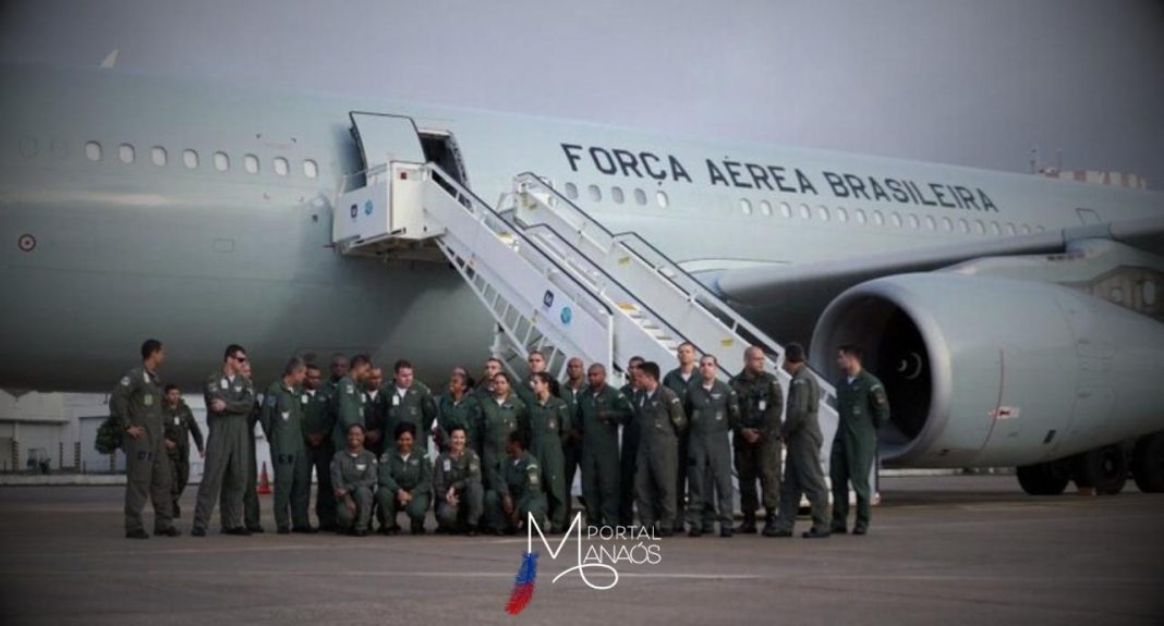 A aeronave KC-30, da Força Aérea Brasileira (FAB), empregada na Operação “Raízes do Cedro”, do Governo Federal, pousou, às 7h11 (horário de Brasília) deste sábado, (12), na Base Aérea de São Paulo, em Guarulhos (SP), com 211 passageiros brasileiros que estavam no Líbano, incluindo 12 crianças de colo. O voo chegou de Lisboa, Portugal, de onde partiu, após fazer escala para uma parada técnica na capital portuguesa, às 21h05, dessa sexta-feira, dia 11.