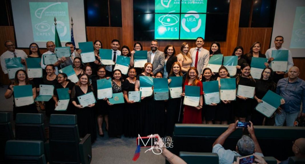 A primeira turma do curso de pós-graduação em Produção e Gestão de Mídias Digitais Educacionais da Universidade do Estado do Amazonas (UEA) recebeu os certificados de conclusão de curso na última quinta-feira (10), em Manaus, durante solenidade realizada no auditório da Escola Superior da Tecnologia (EST/UEA).