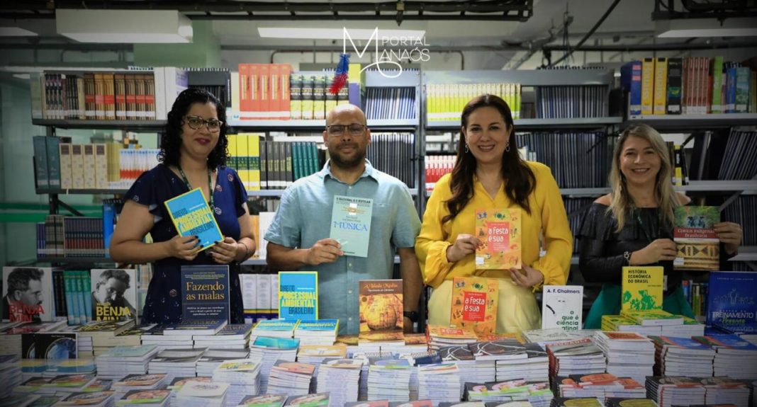 A gestão superior da Universidade do Estado do Amazonas (UEA) entregou, nesta quarta-feira (16), um total de 2 mil novos livros para a biblioteca da Escola Superior de Artes e Turismo (Esat/UEA), localizada na avenida Leonardo Malcher, 1.728, Praça 14 de Janeiro. Por meio da aquisição, a biblioteca da unidade aumenta o seu acervo bibliográfico que, a partir de agora, conta com 23.044 exemplares disponíveis para acadêmicos e docentes.