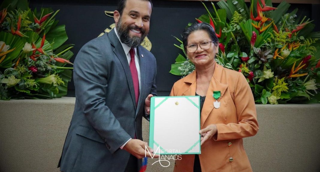 A professora Odivana Ferreira Araújo foi homenageada nesta quinta-feira (17) com a Medalha do Mérito Legislativo Educacional Ignez de Vasconcellos Dias, uma distinção concedida pelo deputado estadual Dr. George Lins (União Brasil).