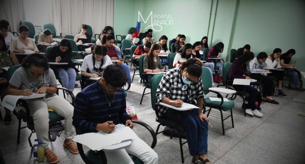 A Universidade do Estado do Amazonas (UEA) iniciará a aplicação das provas que garantem o ingresso no ensino superior. As provas do Sistema de Ingresso Seriado (SIS), acompanhamento I, II e III, acontecerão no domingo (20), com início marcado para as 13h (horário de Manaus). Os portões abrem às 12h e fecham às 12h50.