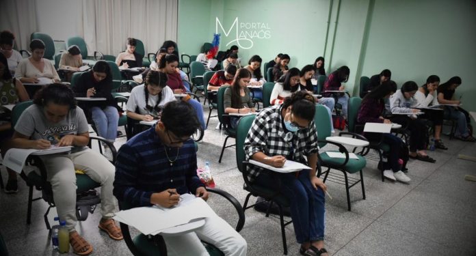 A Universidade do Estado do Amazonas (UEA) iniciará a aplicação das provas que garantem o ingresso no ensino superior. As provas do Sistema de Ingresso Seriado (SIS), acompanhamento I, II e III, acontecerão no domingo (20), com início marcado para as 13h (horário de Manaus). Os portões abrem às 12h e fecham às 12h50.