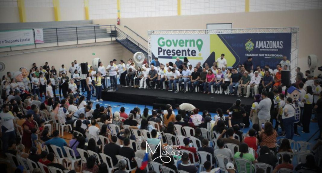 O Governo do Amazonas realizou, neste sábado (19), a 17ª edição do programa Governo Presente realizada no Centro de Educação de Tempo Integral (Ceti) Dariana Zuleica Corrêa Lopes, no bairro Lago Azul, zona norte de Manaus. A programação mobilizou 46 secretarias e órgãos estaduais, levando atendimentos de cidadania, assistência social, saúde, fomento, lazer, além de orientações para emprego, regularização fundiária, direitos do consumidor, entre outros serviços disponibilizados para a população.