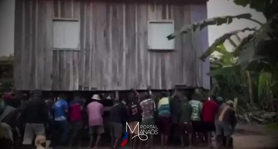 Devido a uma série de deslizamentos de terra, que têm atingido a comunidade Jandira, em Iranduba, na margem esquerda do Rio Solimões, no interior do Amazonas, moradores estão sendo forçados a retirar suas casas das áreas de risco.