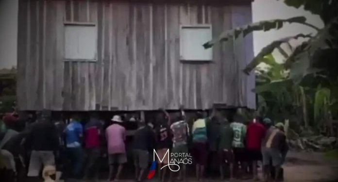 Devido a uma série de deslizamentos de terra, que têm atingido a comunidade Jandira, em Iranduba, na margem esquerda do Rio Solimões, no interior do Amazonas, moradores estão sendo forçados a retirar suas casas das áreas de risco.