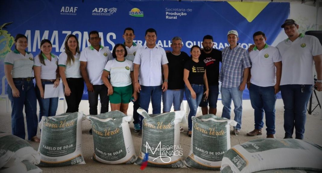 Com o objetivo de minimizar os impactos causados pela estiagem aos produtores rurais, o Governo do Amazonas, por meio da Secretaria de Estado de Produção Rural (Sepror), realizou na última sexta-feira (25), no Distrito de Novo Céu, em Autazes (distante 113 quilômetros de Manaus), a primeira entrega de suplemento alimentar para apoiar atividade da pecuária no Amazonas. Foram entregues 4 toneladas de farelo de soja a 100 criadores locais.