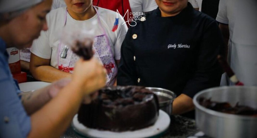 O Governo do Amazonas, por meio do Centro de Educação Tecnológica do Amazonas (Cetam), já qualificou mais de 500 alunos para o mercado de trabalho com a Escola de Gastronomia Bernardo Ramos. Inaugurada em junho de 2023, a unidade é a primeira escola pública deste segmento no Amazonas e disponibiliza os cursos técnicos de Gastronomia, Panificação e Confeitaria, além de cursos de qualificação profissional.