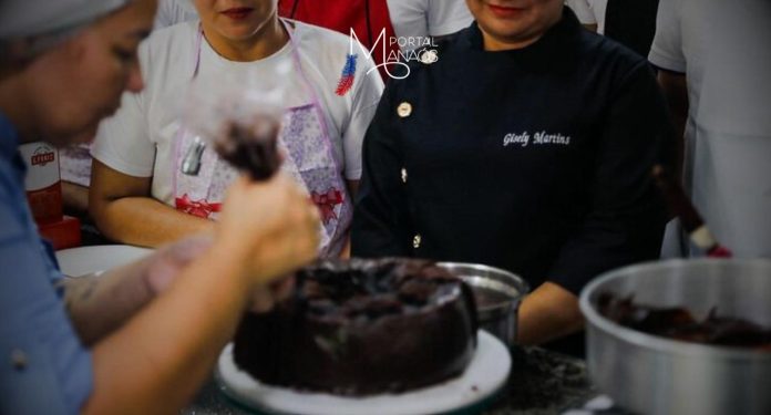 O Governo do Amazonas, por meio do Centro de Educação Tecnológica do Amazonas (Cetam), já qualificou mais de 500 alunos para o mercado de trabalho com a Escola de Gastronomia Bernardo Ramos. Inaugurada em junho de 2023, a unidade é a primeira escola pública deste segmento no Amazonas e disponibiliza os cursos técnicos de Gastronomia, Panificação e Confeitaria, além de cursos de qualificação profissional.